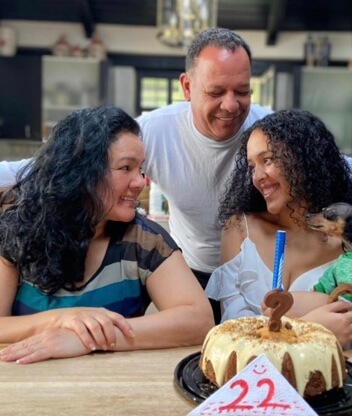 Kerly Galeth Moreira with her parents.